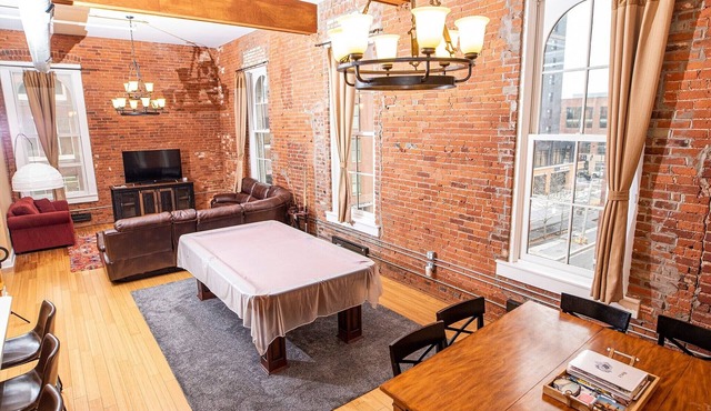 Luxurious Downtown Condo by Georgia Street