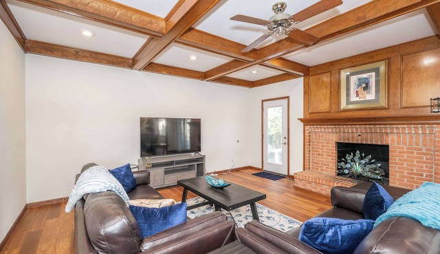 Luxurious Dream Home - For 10!