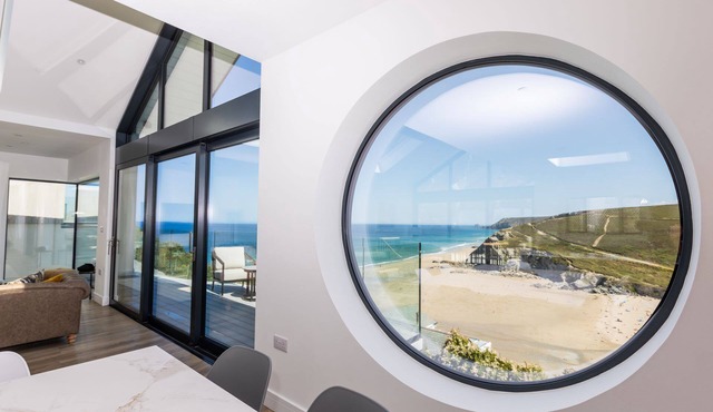 Luxurious Dreamy Home with Hot Tub in Porthtowan Overlooking The Sea & Beach