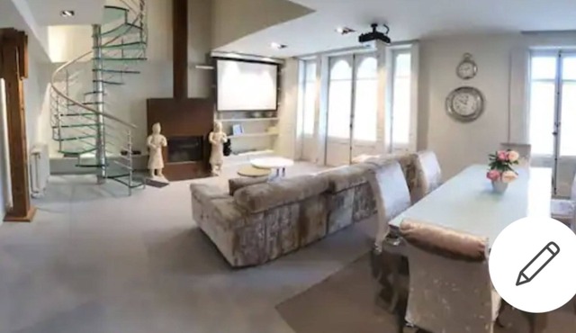 Luxurious duplex overlooking the town hall square