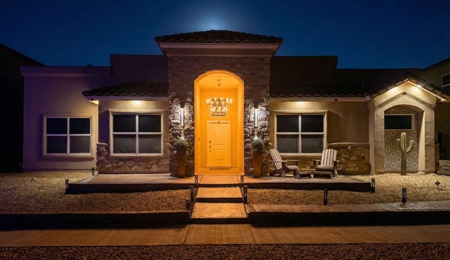 Luxurious El Paso Oasis: Modern 5BR, Huge Patio with Kitchen, TV, & Lounge Area
