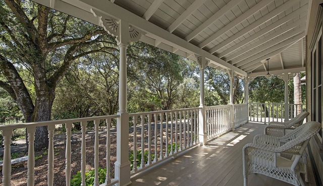 Luxurious Enchanting Healdsburg estate style retreat, sleeps 12, pool, firepit