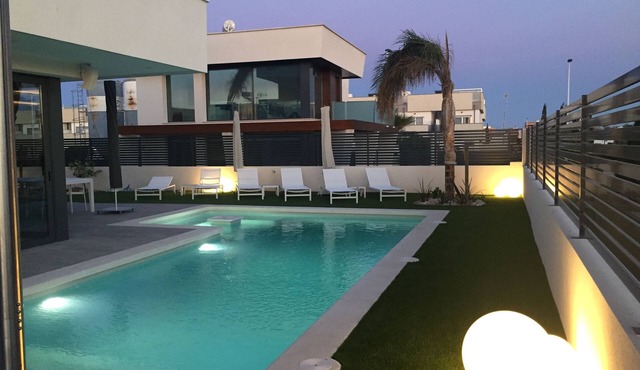 Luxurious enjoyment within walking distance of the sea, incl private swimming pool & jacuzzi