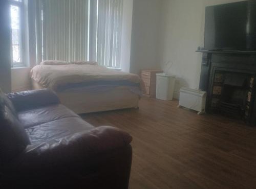 Luxurious ensuite rooms with shared kitchen, Walsall