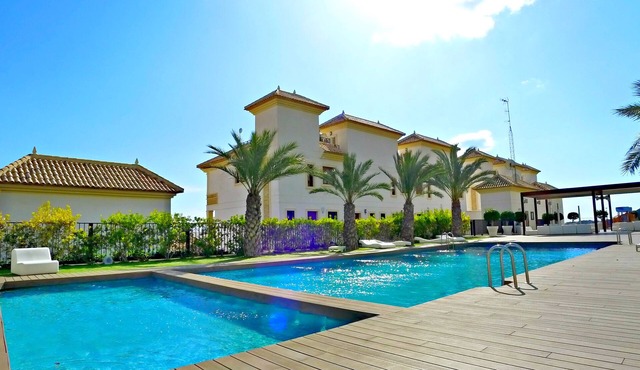 Luxurious apart with 2 beds, terrace, A/C, pool, spa, gym just 5 min to beach