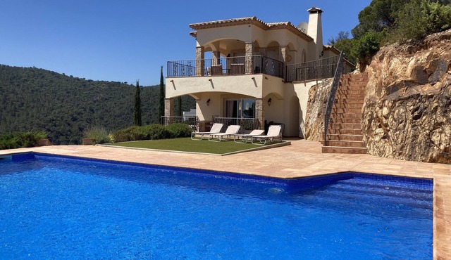 Luxurious villa with Spectaculair sea and bay view sleeps 8