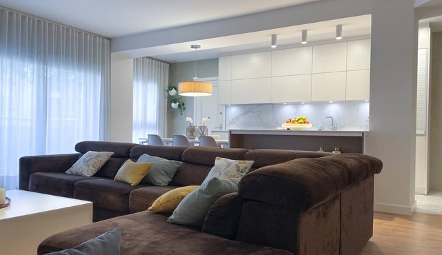 Luxurious Apartment on Rambla w/Parking by Hostem