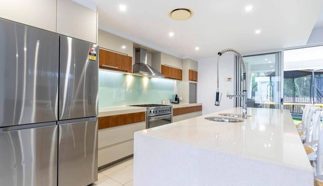 Luxurious Escape Close to the Canal - Twin Waters