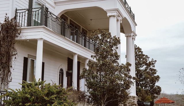 Luxurious Estate at Tara Vineyard and Winery, with accompanying Pool and Hot-tub