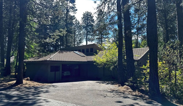 Luxurious executive home located on Big Meadow Golf Course at Black Butte Ranch