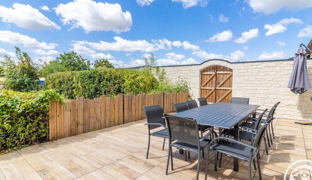 Luxurious Family Retreat: Spa, Games, Garden, Near Angers & Rennes