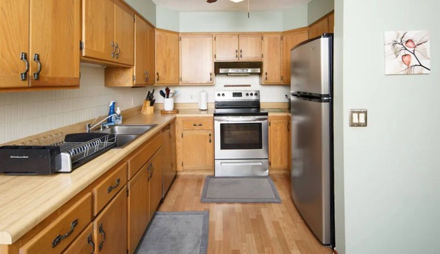 Luxurious Faimly-friendly nEatery,Walmart,JohnDeere World Headquarters&lot more.