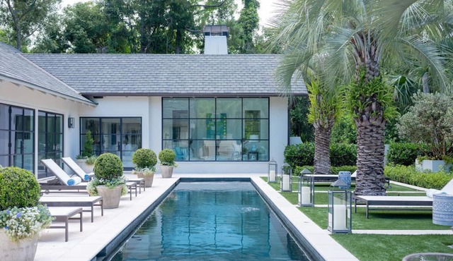 Luxurious Family Coastal Cottage with pool and a 2 minute stroll to the beach!