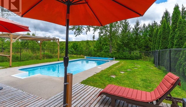 Luxurious family cottage, salt pool, peaceful, private park, fire pit, trails!