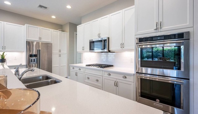 Luxurious Family Home - Spacious Kitchen & BBQ