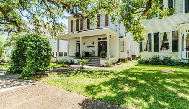 Luxurious Family Home—Walk to Mardi Gras; Weddings