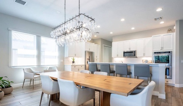 Luxurious Family Home - Spacious Kitchen & BBQ