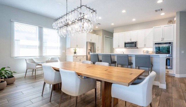 Luxurious Family Home - Spacious Kitchen & BBQ