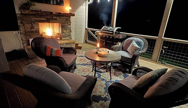 Luxurious Farm home in the Country with Large Outdoor living space and Hot tub!