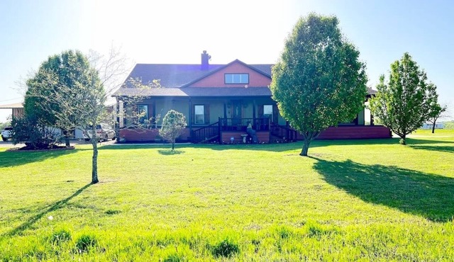 Luxurious farm house! 5-bed, 4 bath, with pool.