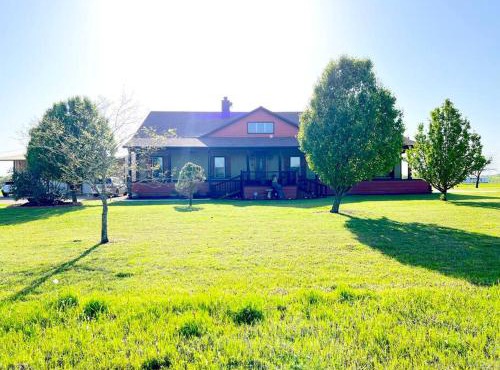 Luxurious farm house! 5-bed, 4 bath, pool and spa.