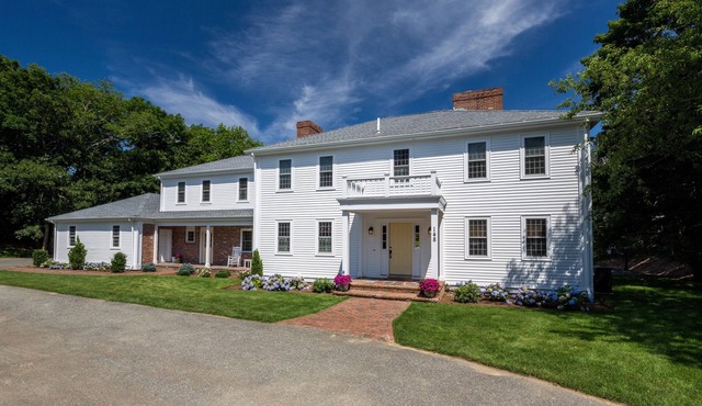 Luxurious farm house colonial with pool & amenities near beach. Sleeps 20.