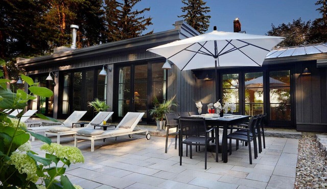 Luxurious farmhouse on Westlake Shore Sandbanks