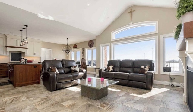 Luxurious Farmhouse on 100 acres- 45 mins from north of GTA