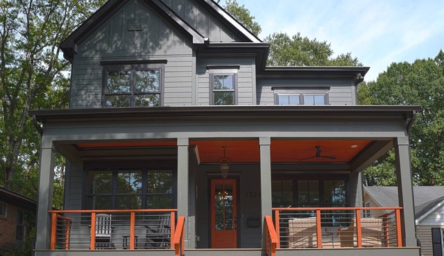 Luxurious Farmhouse w/firepit, outdoor entertaining area w/large tv and gym!