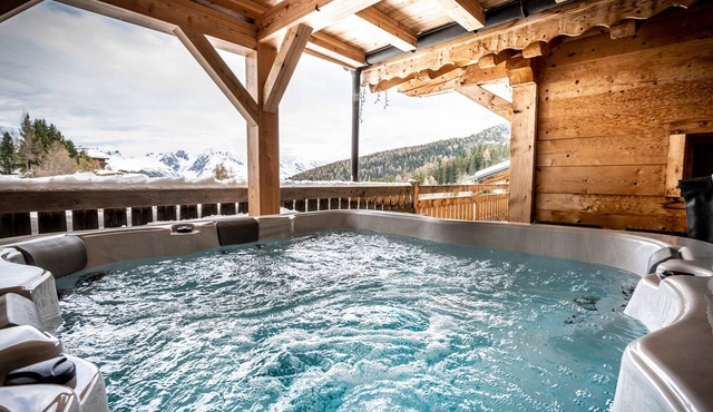 Luxurious 7-bed chalet with jacuzzi and sauna, near chairlift