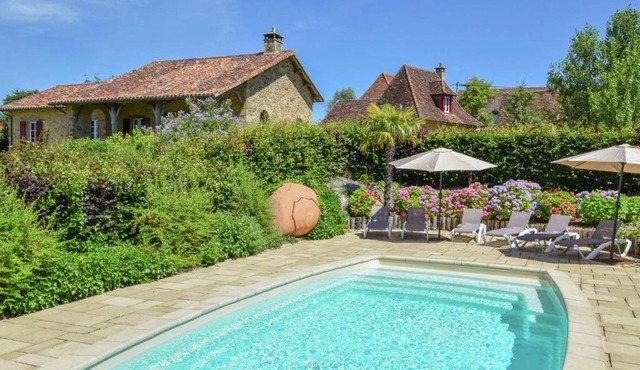 Luxurious villa with separate guest house and a private heated pool