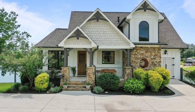 Luxurious French Country Estate on Smith Lake- Flat yard, dock, fiber internet!