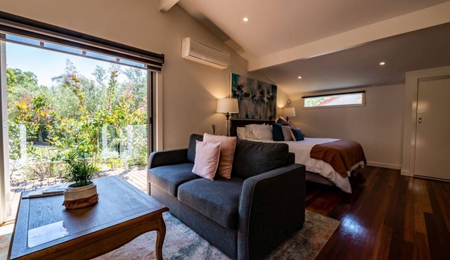 Luxurious Garden Spa Villa located in Steels Creek, Yarra Valley