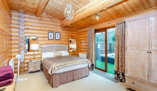 Luxurious real log lodge.