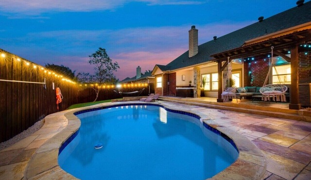 Luxurious gem with a pool, spa and outdoor kitchen