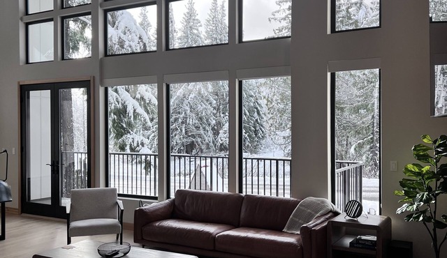 Luxurious getaway w/spacious sauna, 7-person hot tub, 2 master suites, scenic v