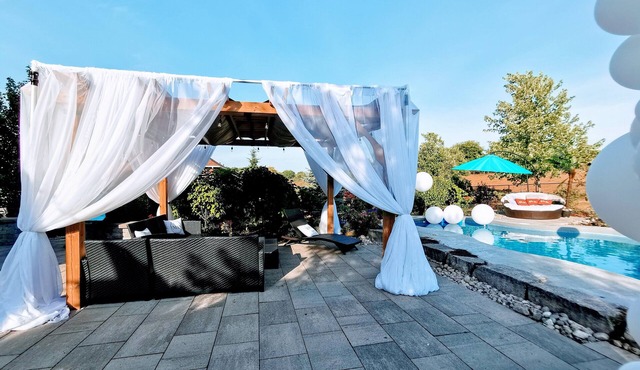 Luxurious getaway close to the city