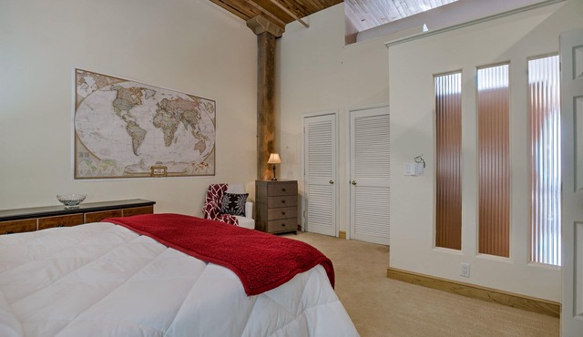 Luxurious Getaway! FREE PARKING!