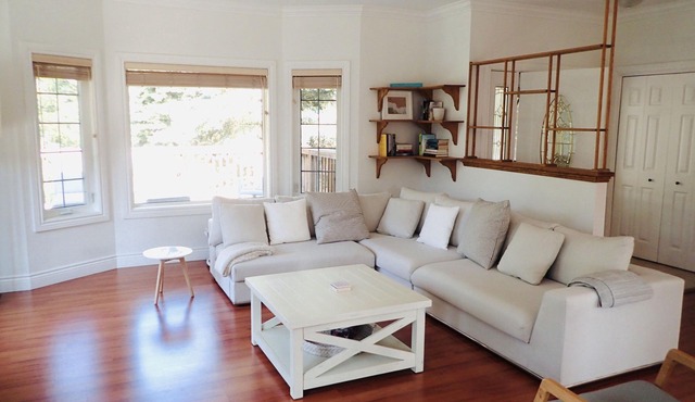Luxurious Getaway - Near Sandbanks and Wineries