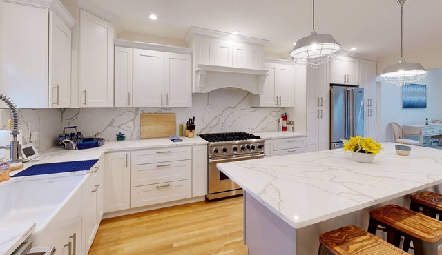 ⭐️Luxurious Hamptons Home Near Beach Heated Pool Wineries Golf Westhampton Beach