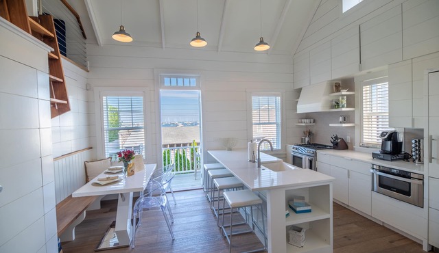 Luxurious Harbor View "Lizzie" Cottage! Walk & bike to everything!