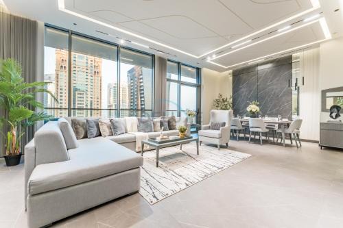 Luxurious High-Floor 3BR with Assistant Room, Showcasing Lake & City Views, Just Moments Drive from JBR Beaches and Ain Dubai, MBL Royal, JLT by Deluxe Holiday Homes