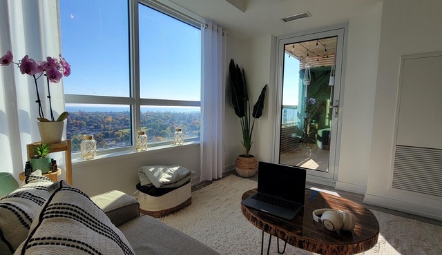 Luxurious High-floor Lake view Condo W/private balcony & office
