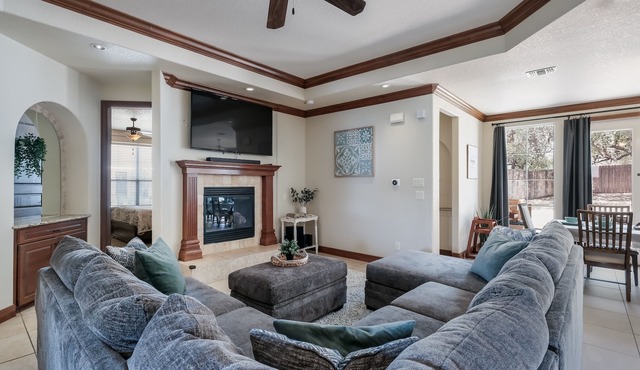 Luxurious Hill Country Twhm, Lg Family Living, Big Patio, wkspace, 1mi SeaWorld