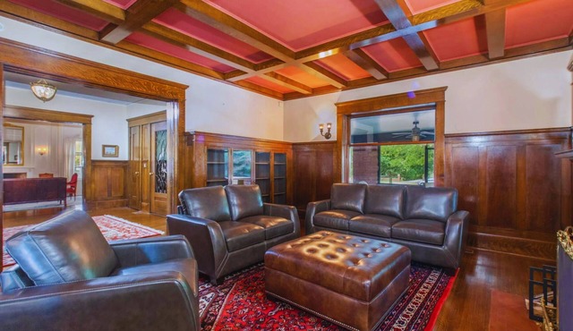 Luxurious & Historic 9-Bedroom Mansion, Ideal for Gatherings, Breakfast Included