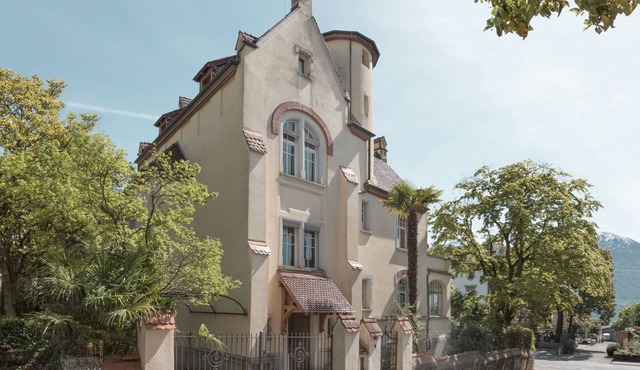 Luxurious historic villa, located centrally and near the lake