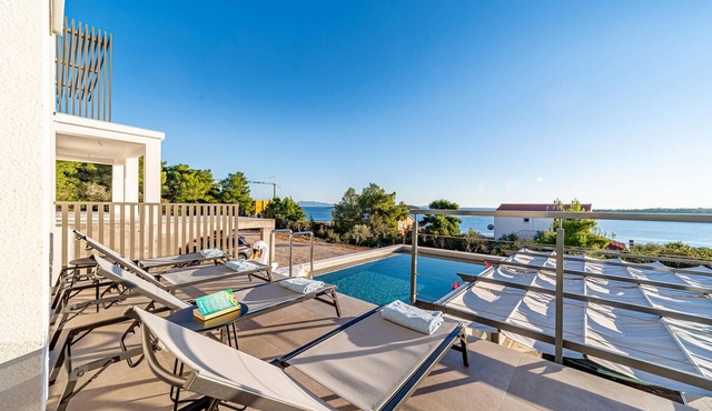 Luxurious home in Potirna (Uvala Nova) with sauna