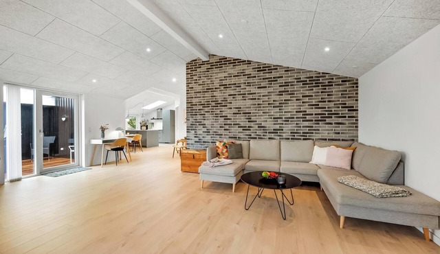 Luxurious holiday home with outdoor sauna and hot tub - 1012