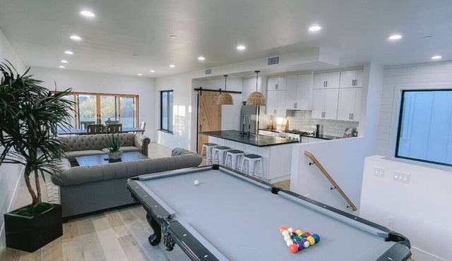 Luxurious Home! Hot Tub! 2 min walk to Beach!