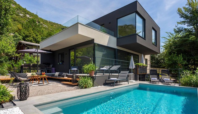 Luxurious home in Bakarac with private swimming pool, can be inside or outside